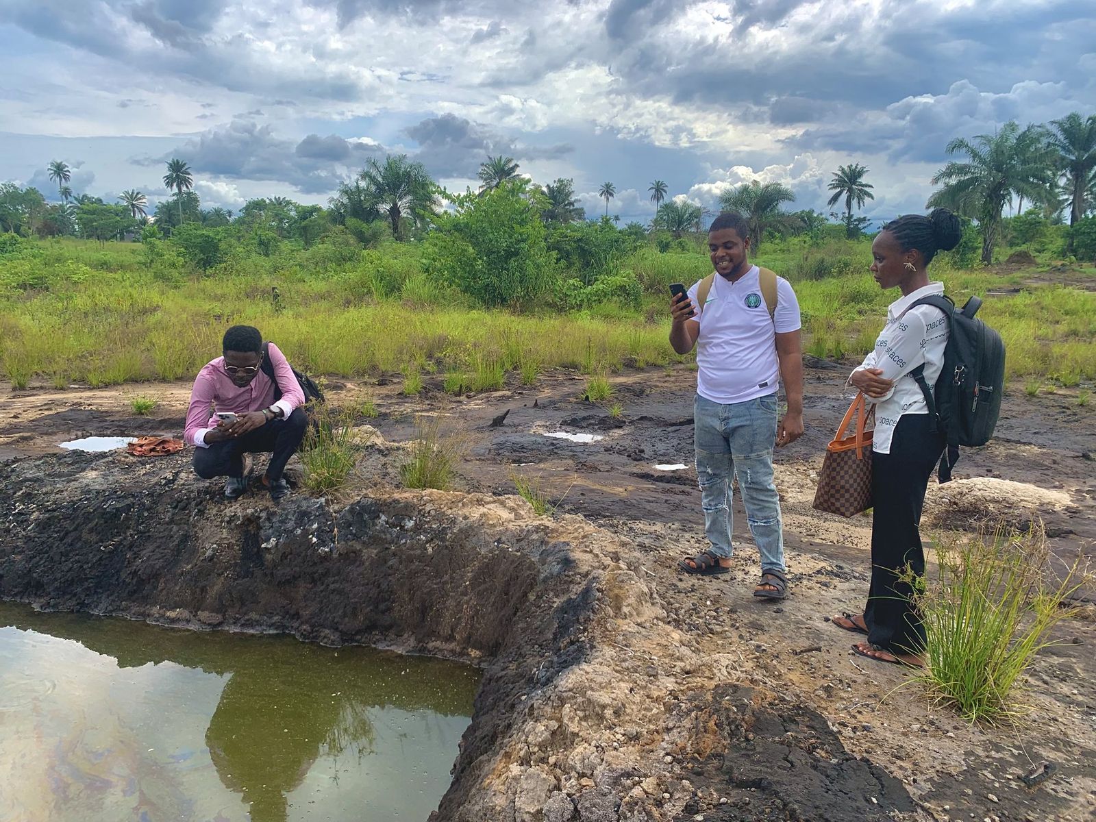 Documenting an oil-polluted pit